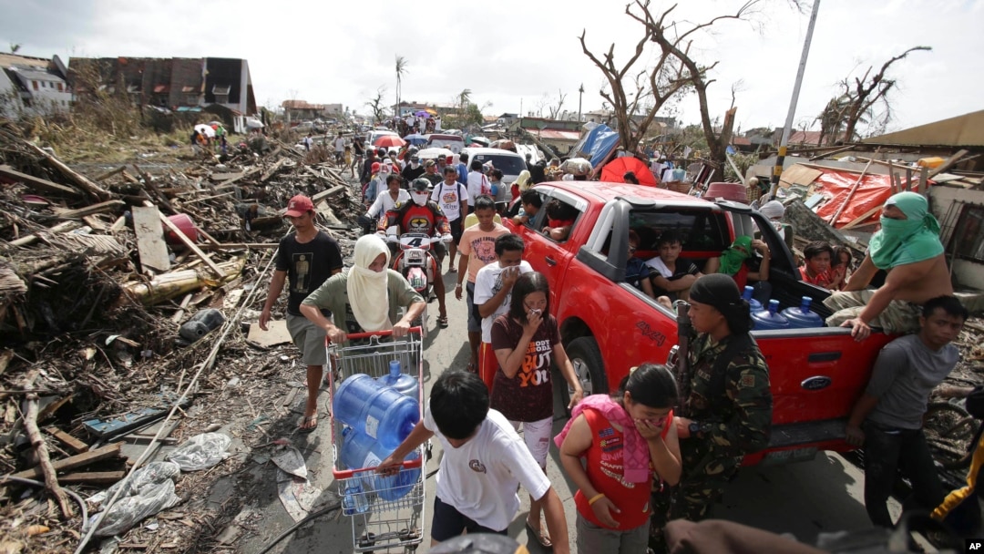 Những người sống sót chật vật tìm thực phẩm và nước uống ở thành phố Tacloban, tỉnh Leyte, miền Trung Philippines, ngày 11/11/2013.
