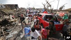 Những người sống sót chật vật tìm thực phẩm và nước uống ở thành phố Tacloban, tỉnh Leyte, miền Trung Philippines, ngày 11/11/2013.