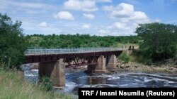 Une rivière passe sous un pont à Kilolo district, Tanzanie, le 14 juin 2017. 