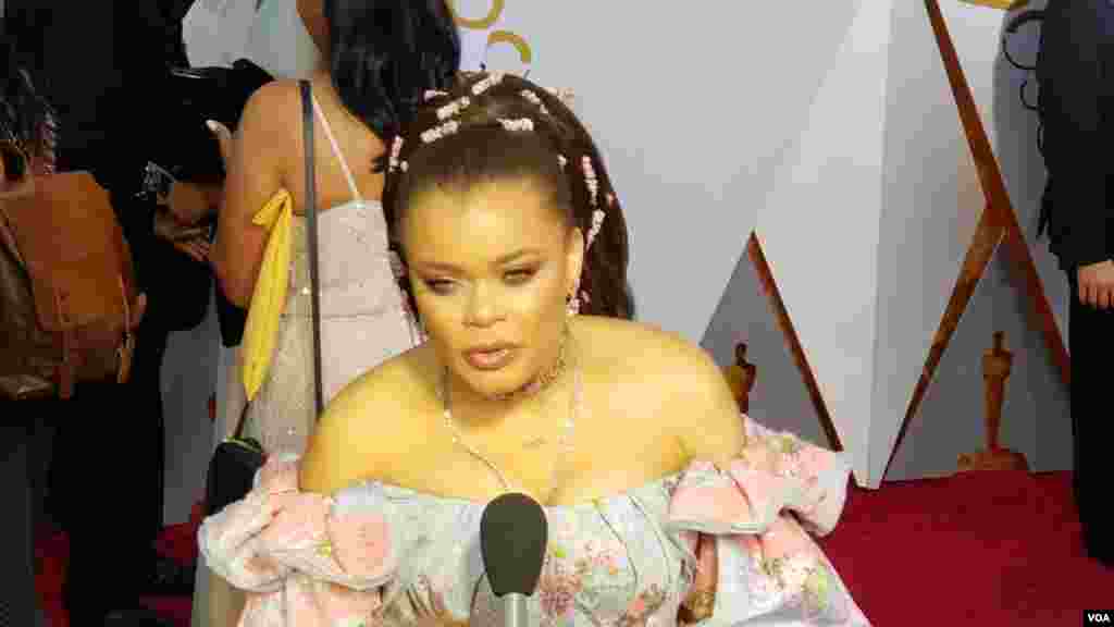 Andra Day parle à la presse lors des Oscars au Dolby Theater de Los Angeles, le 4 mars 2018 (VOA/Arzouma Kompaore))