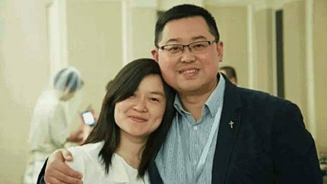 Pastor Wang Yi (kanan) bersama isterinya. (Foto Dok. Radio Free Asia)
