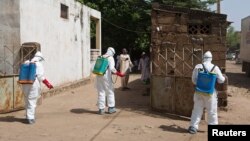 Petugas kesehatan membersihkan lokasi masjid di Bamako, Mali yang digunakan untuk memandikan seorang Imam yang diduga meninggal akibat ebola (foto: dok).