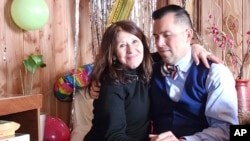 42-годишен маж од сојузната држава Вирџинија за првпат ја прегрна својата мајка во Валдивија, Чиле.