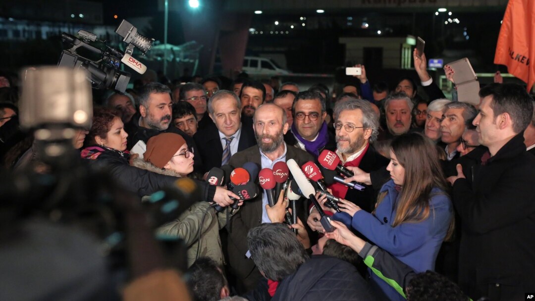 Istanbuldagi qamoqxona tashqarisida bugun, juma ertalab "Jumhuriyat" gazetasining bosh muharriri Jan Dundar va muxbir Erdem Gulni o'nlab odamlar olqishlar bilan kutib oldi.
