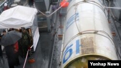 14일 인양된 북한 로켓 은하 3호의 1단 추진체로 추정되는 잔해. 해군 2함대가 인양한 로켓 잔해를 언론에 공개했다.