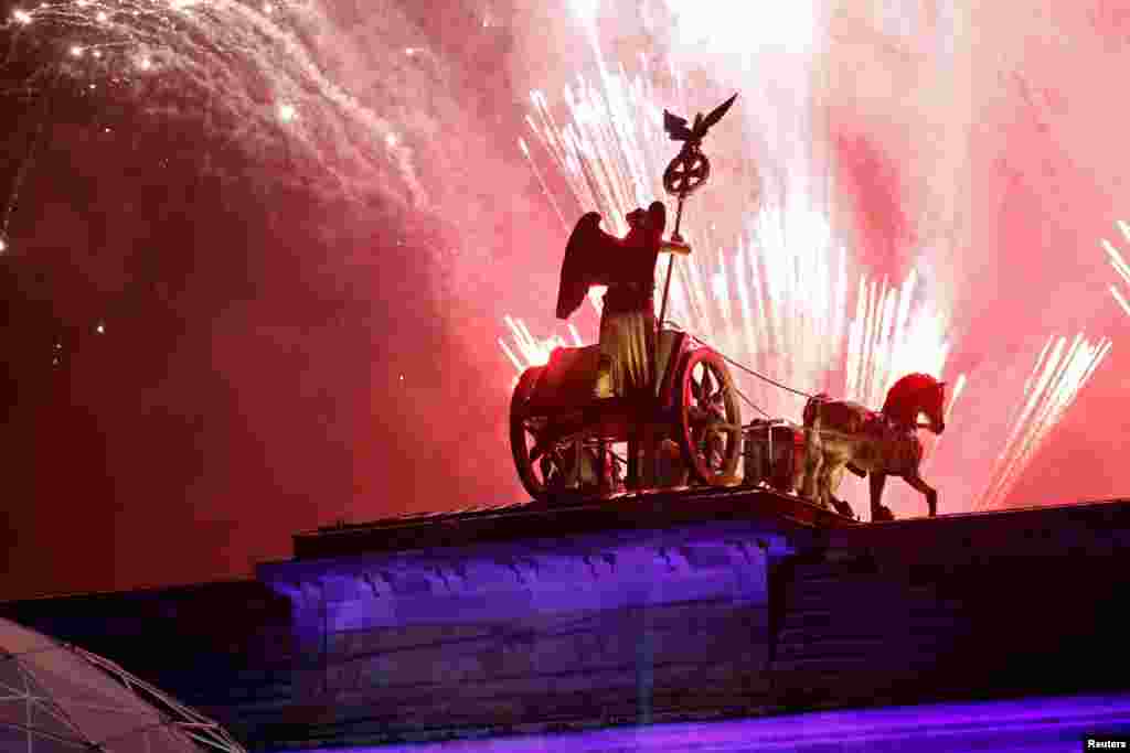 برنڈنبرگ گیٹ پر ہونے والی آتش بازی کے مناظر دور دور سے دیکھے جا سکتے تھے۔ &nbsp;