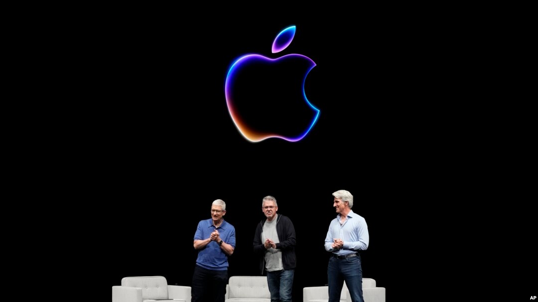 Izvršni direktor Applea Tim Cook, lijevo, govori dok mu se pridružuju Craig Federighi, desno, viši potpredsjednik softverskog inženjeringa, i John Giannandrea, viši potpredsjednik za strojno učenje i strategiju AI, tokom Apple događaja u Cupertinu, Kalifornija, 10. juna , 2024.