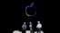 Izvršni direktor Applea Tim Cook, lijevo, govori dok mu se pridružuju Craig Federighi, desno, viši potpredsjednik softverskog inženjeringa, i John Giannandrea, viši potpredsjednik za strojno učenje i strategiju AI, tokom Apple događaja u Cupertinu, Kalifornija, 10. juna , 2024.