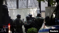 پلیس ضدتروریسم آلبانی در حال ورود به ساختمان سفارت ایران - روز پنجشنبه