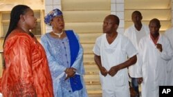 Deputy prosecutor of the International Criminal Court (ICC) Fatou Bensouda (l), flanked by Conakry central hospital's director Fatou Sikhe Camara (2ndL), listens to doctors during a visit at Hospital Donka, 18 Feb 2010