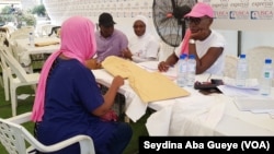 Une femme en consultation à Dakar, Sénégal, le 6 octobre 2018. (VOA/ Seydina Aba Gueye)