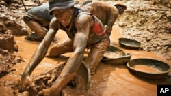 Des orpailleurs de la mine de Chudia dans la zone de Kilomoto, en RDC, le 9 septembre 2011.