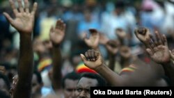 Para pengunjuk rasa Papua mengangkat tangan mereka saat protes untuk menyerukan kemerdekaan di Jayapura, Papua,16 Oktober 2008. (Foto: Reuters/Oka Daud Barta)