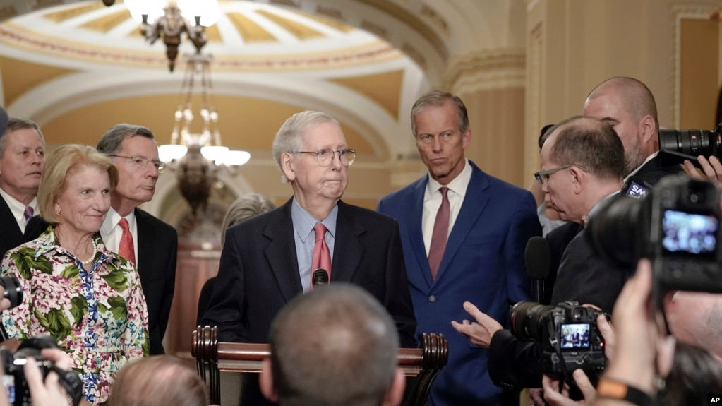 El líder de la minoría del Senado, Mitch McConnell, republicano por Kentucky (centro), habla con los periodistas después de un almuerzo político en el Capitolio, el miércoles 6 de septiembre de 2023, en Washington.