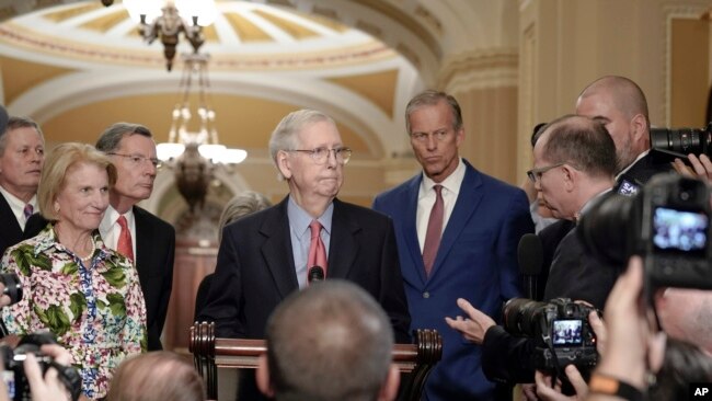 El líder de la minoría del Senado, Mitch McConnell, republicano por Kentucky (centro), habla con los periodistas después de un almuerzo político en el Capitolio, el miércoles 6 de septiembre de 2023, en Washington.