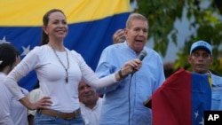 ARCHIVO - María Corina Machado y Edmundo González Urrutia, dirigentes de la oposición venezolana, participan en un mitin de campaña en Guatire, el 31 de mayo de 2024.