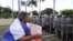 Manifestantes antigubernamentales confrontan a la policía antidisturbios durante la llamada 'Marcha de burla' para protestar contra el presidente nicaragüense Daniel Ortega, en Managua. (Foto del 31 de octubre de 2019)