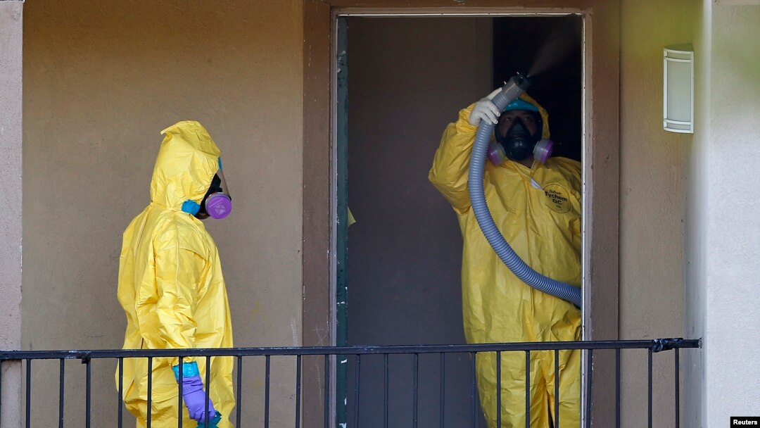 Petugas kesehatan berpakaian pelindung membersihkan apartemen tempat tinggal seorang pria yang didiagnosa terkena Ebola di Dallas, Texas (6/10).