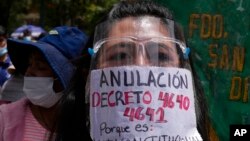 Una mujer usa un protector facial con el mensaje en español: "Anulación de los decretos 4640 y 4641, porque es inconstitucional" durante una protesta contra los decretos gubernamentales que requieren prueba de vacunación en La Paz, el lunes 10 de enero.