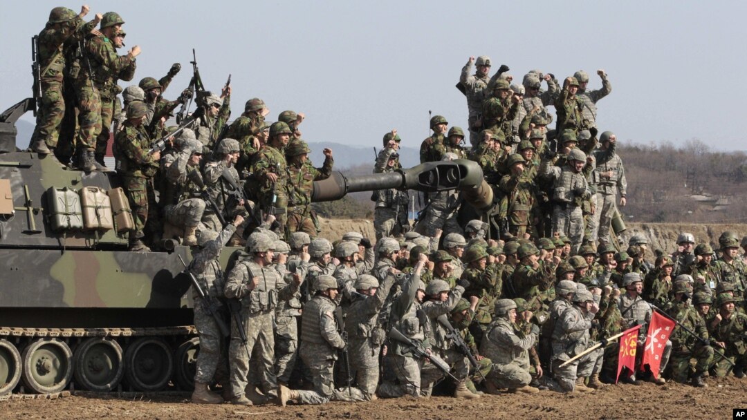 Tebtara Korea Selatan dan AS berfoto bersama seusai latihan tahunan bersama "Foal Eagle"di dekat wilayah Rodriguez Range, Pocheon, selatan daerah wilayah demiliterisasi yang memisahkan Korsel-Korut tahun lalu (Foto: dok). AS dan Korsel mengumumkan akan kembali menggelar Foal Eagle mulai 11 Maret mendatang selama sebulan penuh, Kamis (21/2).