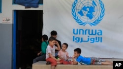 레바논 항구도시 시돈 소재 유엔 팔레스타인난민구호기구(UNRWA) 사무소 밖에 팔레스타인 난민 어린이들이 모여 있다. (자료사진)