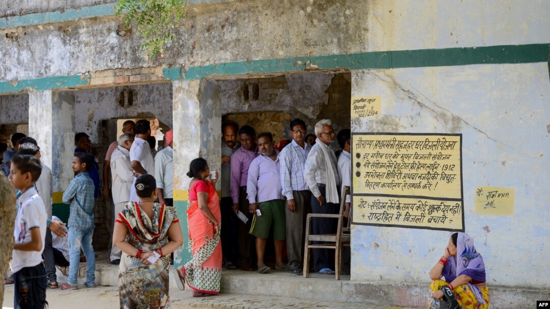 Warga India antre untuk memasukkan suara mereka di sebuah tempat pemungutan suara di Kanpur, India, 29 April 2019, pada hari keempat pemilu India.