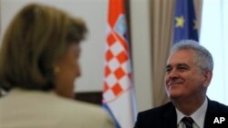 Predsednik Srbije Tomislav Nikolić u razgovoru sa hrvatskom ministarkom spoljnih poslova Vesnom Pusić.