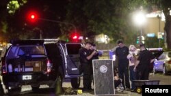 Miembros de una unidad antiexplosivos de la Policía Federal argentina inspecciona un dispositivo lanzado a la casa del juez federal Claudio Bonadío en Buenos Aires. Nov.14, 2018.