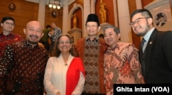 Dubes Amerika Serikat Kamala Lakhdir bersama dengan Menteri Agama Nasaruddin Umar beserta tamu undangan lainnya. (Humas Kedubes Amerika Serikat)