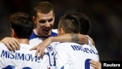 Pemain Bosnia Zvjezdan Misimovic (kiri), Edin Dzeko (tengah) dan Vedad Ibisevic merayakan gol dalam pertandingan kualifikasi Piala Dunia (11/10). 