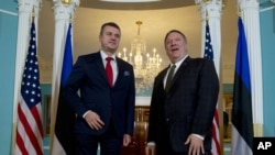 اورماس رینسالو، وزیر خارجه استونی (چپ) در کنار مایک پمپئو، وزیر خارجه آمریکا (عکس از آرشیو)