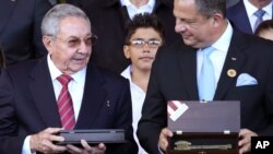 Los presidentes de Cuba, Raúl Castro, y Costa Rica, Luis Guillermo Solís, se reúnen este lunes en La Habana, Cuba.