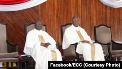 Mgr André Bokundoa-bo-Likabe (D), mokambi ya ECC (Eglise du Christ au Congo) elongo na Mgr Mpeye Boye na losambo na Cathédrale ya centenaire na Kinshasa, 28 avril 2017. (Facebook/ECC)