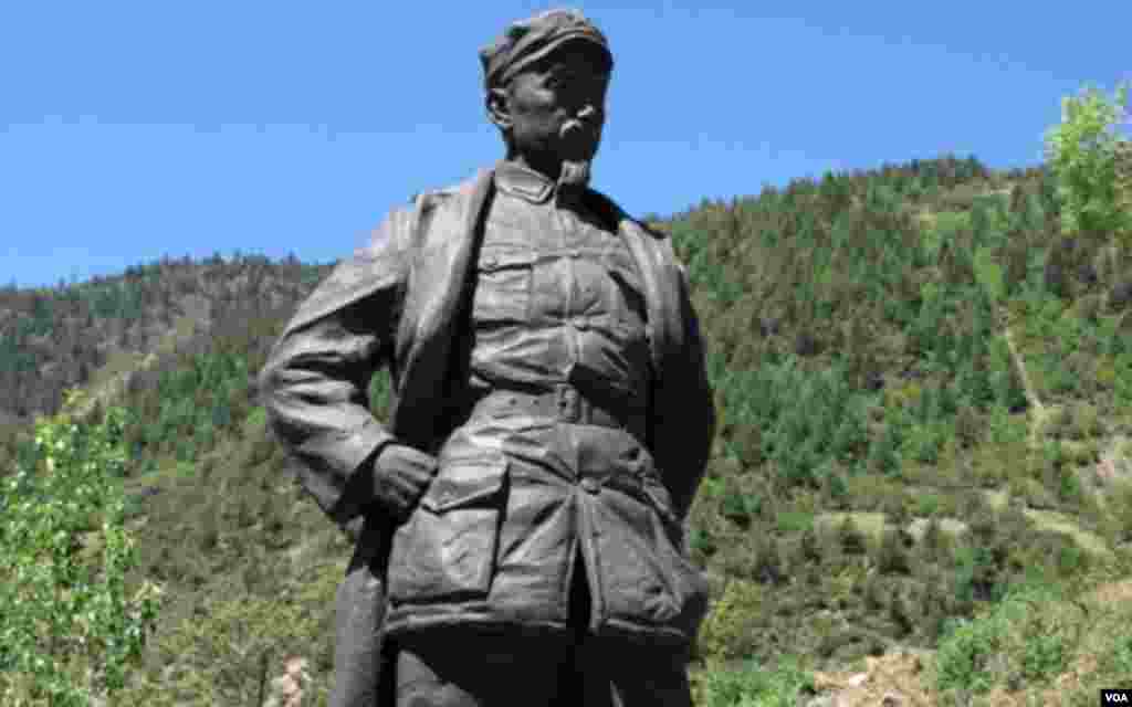 Statute of Zhou Enlai.