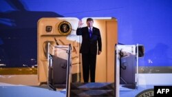 Presiden AS Donald Trump turun dari pesawat Air Force One setibanya di Bandara Internasional Noi Bai di Hanoi, 26 February 2019.