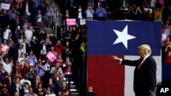 Tổng thống Donald Trump tại cuộc vận động cho Thượng nghị sĩ Ted Cruz, ở thành phố Houston, bang Texas, ngày 22/10/2018.