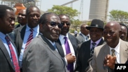 Le président Robert Mugabe du Zimbabwe, au centre, salue les chefs locaux à la mine Zimplats, en dehors de Harare, 13 octobre 2011. AFP PHOTO / Jekesai Njikizana / AFP PHOTO / Jekesai NJIKIZANA