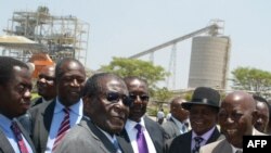 Umongameli Robert Mugabe elezisebenzi zemigodi duze le Harare.