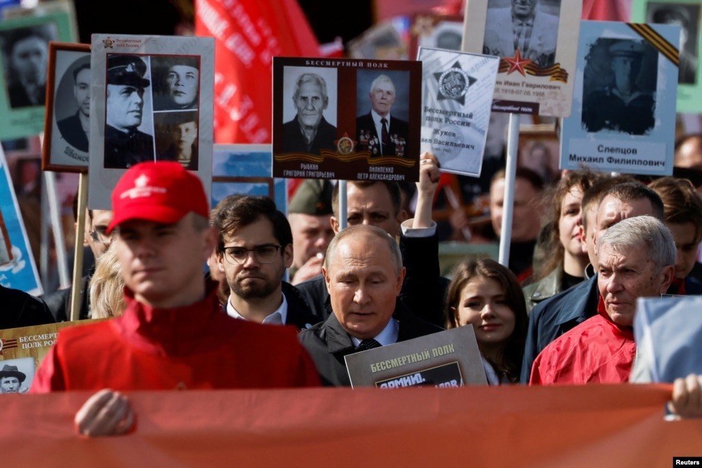 俄罗斯总统普京在卫国战争胜利日阅兵式期间走在游行队伍中。（2022年5月9日）(photo:VOA)