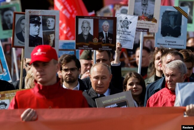 俄罗斯总统普京在卫国战争胜利日阅兵式期间走在游行队伍中。（2022年5月9日）