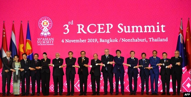 Presiden Joko Widodo (ketiga dari kanan) ketika menghadiri KTT RCEP di Bangkok, Thailand, 4 November 2019 (foto: dok).