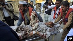 غلنۍ کې په ځانمرگي بریدونو کې زخمي یو کس دطبي امدادد پاره وړلی کیږي