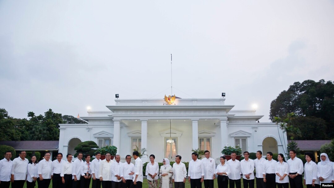 Presiden Indonesia Joko Widodo bersalaman dengan anggota kabinetnya yang baru setelah diumumkan di Istana Negara di Jakarta, 26 Oktober 2014. 