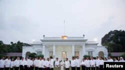 Presiden Indonesia Joko Widodo bersalaman dengan anggota kabinetnya yang baru setelah diumumkan di Istana Negara di Jakarta, 26 Oktober 2014. 