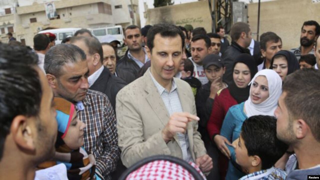 El presidente sirio, Bashar al Assad, conversa con los habitantes del poblado Ein al Tinah, al noreste de Damasco.
