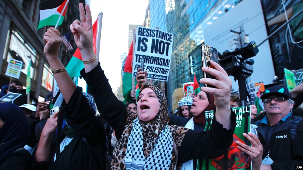 2023年10月13日，巴勒斯坦支持者在纽约时报广场街头抗议。（法新社照片）(photo:VOA)