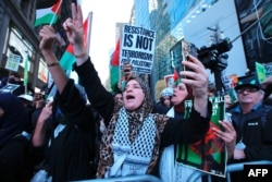 Pendukung Palestina melakukan protes di Times Square, New York pada 13 Oktober 2023. (Foto: AFP)