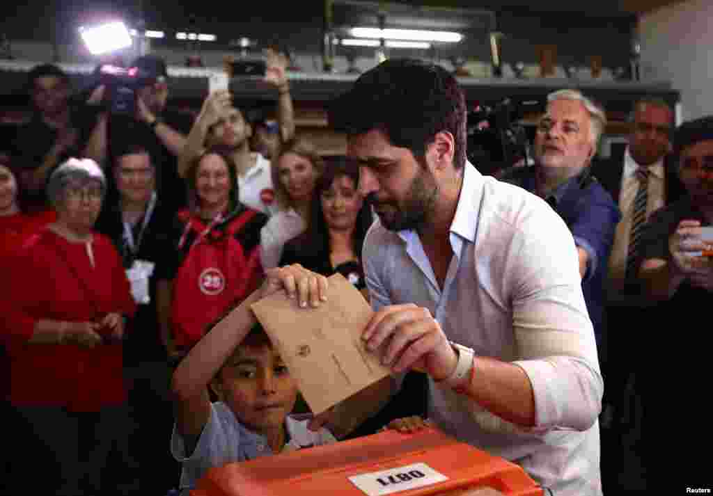 El candidato presidencial uruguayo Andrés Ojeda, acompañado de su sobrino, vota en un colegio electoral durante las elecciones generales, en Montevideo, Uruguay, el 27 de octubre de 2024. REUTERS/Mariana Greif