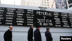 Un cartel que exige "Memoria y Justicia" con los nombres de las víctimas del atentado del 18 de julio de 1994 en Buenos Aires, Argentina, contar la Mutual Judía, es exhibido en el 25 aniversario del ataque.