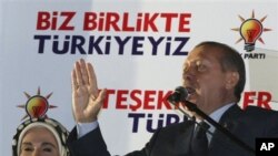 سه‌رۆک وه‌زیری تورکیا ڕه‌جه‌ب ته‌یب ئه‌ردۆگان وتارێـک پـێشـکه‌شی لایه‌نگرانی ده‌کات له‌ باره‌گای پارته‌که‌ی له‌ ئه‌نکه‌ره‌، شه‌وی یه‌کشه‌ممه‌ 12 ی شه‌شی 2011